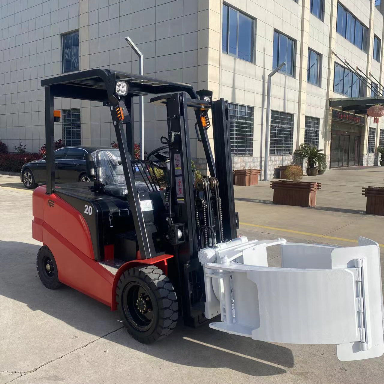2 Ton 4 Wheel Counterbalanced Forklift Truck DC Motor Electric With Paper Roller Clamps